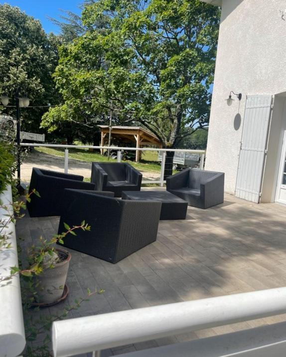 Domaine Des Peyries - Chambres Et Table D'Hotes Saint-Barthelemy-d'Agenais 外观 照片